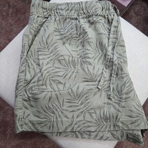 Leaf Print Green Shorts